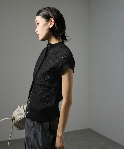 ADAM ET ROPE'(アダムエロペ)の「【J'aDoRe限定】【R&D.M.Co-OLDMAN'S TAILOR】LACE FLOWER NO SLEEVE CARDIGAN(ベスト・レディース・ブラック/ホワイト・F)」の11枚目の写真
