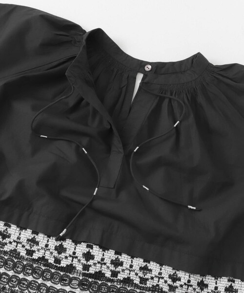 URBAN RESEARCH ROSSO（アーバンリサーチロッソ）の「sara mallika　COTTON BORDER GATHER LACE TOP（シャツ/ブラウス・レディース・WHITE/BLACK・FREE）」の19枚目の写真