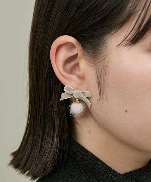 ROPE' PICNIC（ロペピクニック）の「ベルベットリボン×シャギーボールプチピアス（ピアス（両耳用）・レディース・ベージュ/グリーン系/オレンジ系・F）」の6枚目の写真