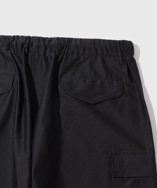 ADAM ET ROPE'(アダムエロペ)の「【ACT/アクト】LIGHT ワイド カーゴパンツ(カーゴパンツ・メンズ・ブラック/チャコール・L/M)」の13枚目の写真