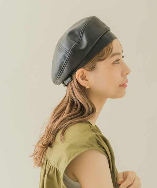 SMELLY（スメリー）の「フェイクレザーバックルベレー（ハンチング/ベレー帽・レディース・BLK/CML・-）」の4枚目の写真