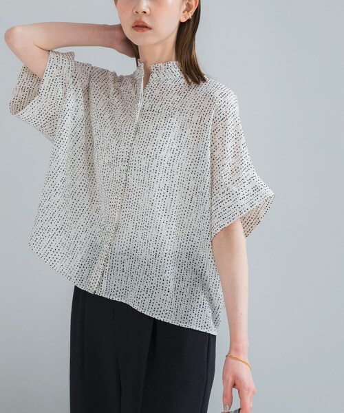 URBAN RESEARCH ROSSO（アーバンリサーチロッソ）の「『WEB/一部店舗限定』ウォッシャブルドットフリルネックブラウス（シャツ/ブラウス・レディース・OFF DOT/KHAKI DOT/BLACK DOT・Free）」の4枚目の写真