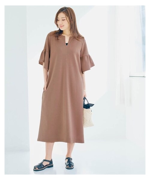 nissen（ニッセン）の「なめらかポンチキーネックフレア袖ロングワンピース（ワンピース・レディース・黒/モカ・S/M/L/LL）」の2枚目の写真