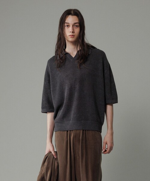 ADAM ET ROPE'（アダムエロペ）の「《別注》【BATONER/バトナー】FADE COLOR LINEN HALF SLEEVE SKIPPER（ポロシャツ・メンズ・スミクロ/ベージュ/ブルー・2/3）」の4枚目の写真