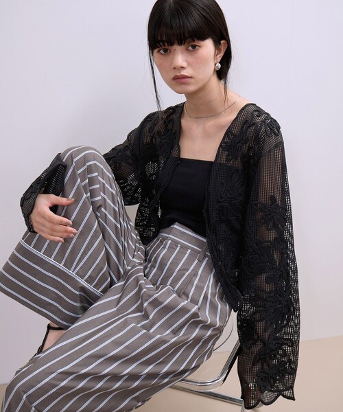ADAM ET ROPE'(アダムエロペ)の「【WEB限定】メッシュエンブロイダリーカーディガン(カーディガン/ボレロ・レディース・ブラック/ブラック系/ホワイト・F)」の16枚目の写真