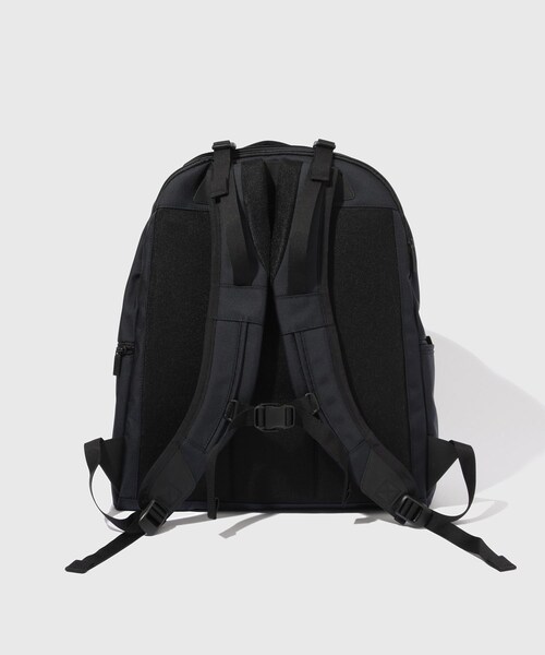 ADAM ET ROPE'（アダムエロペ）の「【MONOLITH/モノリス】BACKPACK PRO SOLID M（バックパック/リュック・メンズ・ブラック/ネイビー・F）」の5枚目の写真