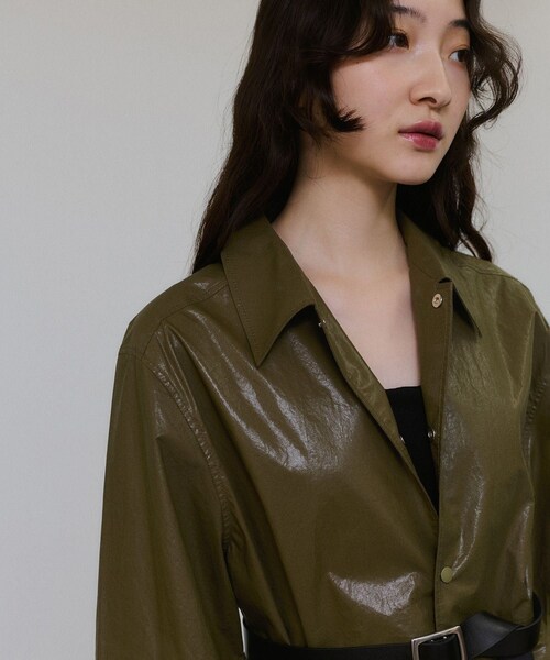 ADAM ET ROPE'（アダムエロペ）の「2WAYスリーブコーティングシャツブルゾン（ブルゾン・レディース・ブラック/カーキ・F）」の11枚目の写真