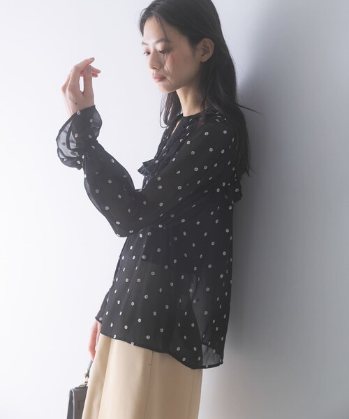 URBAN RESEARCH ROSSO（アーバンリサーチロッソ）の「『WEB限定』フラワー刺繍ピンタックフリルブラウス（シャツ/ブラウス・レディース・BLACK・Free）」の6枚目の写真