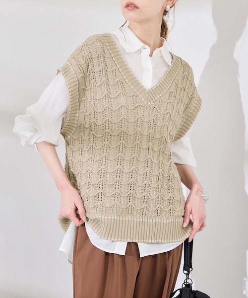 ROPE' PICNIC(ロペピクニック)の「配色ステッチ透かし編みニットベスト(ベスト・レディース・オフホワイト/ベージュ/サックス・38)」の2枚目の写真