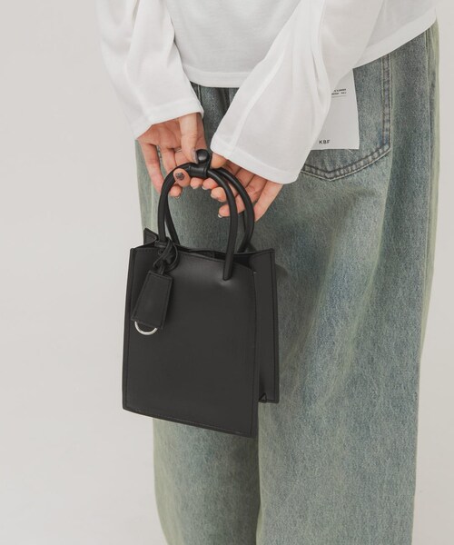 KBF（ケイビーエフ）の「チャーム付きスクエアミニBAG（ハンドバッグ・レディース・OFF/BLACK・One）」の19枚目の写真