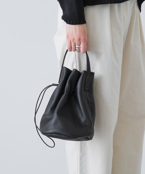 かぐれ（カグレ）の「MORMYRUS　ワンハンドルドローストリングバッグ（その他雑貨・レディース・BLACK・Free）」の2枚目の写真