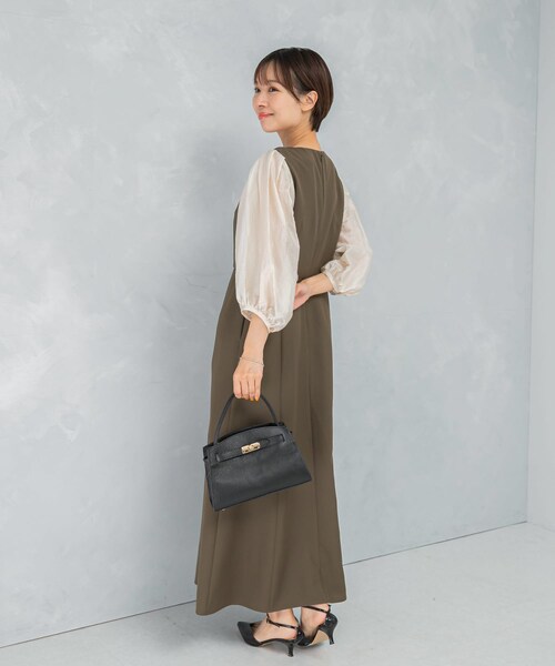 URBAN RESEARCH ROSSO（アーバンリサーチロッソ）の「ドッキングスリーブVネックワンピース（ワンピース・レディース・KHK×BRN/BL×BRONZE・FREE）」の17枚目の写真