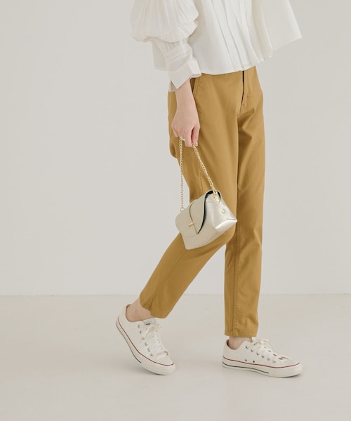 URBAN RESEARCH（アーバンリサーチ）の「『4サイズ展開』テーパードチノパンツ（チノパンツ・レディース・ブラック/オリーブ/キャメル/カーキ/ベージュ/ネイビー/オフ/ダークブラウン・XS/S/M/L）」の5枚目の写真