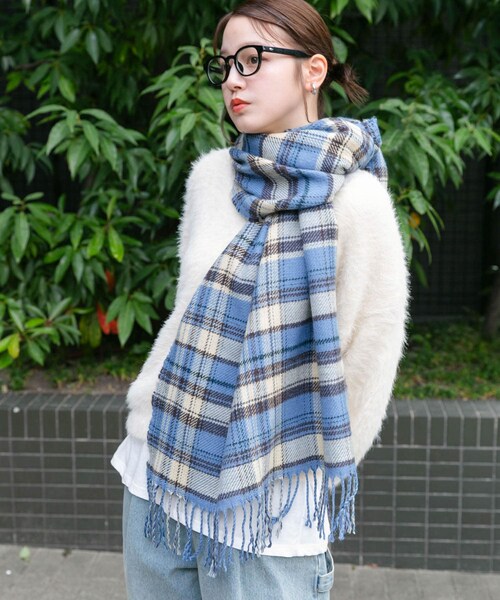 KBF（ケイビーエフ）の「リバーシブルチェックストール（マフラー・レディース・BLUE/BEIGE/BURGUNDY・one）」の4枚目の写真