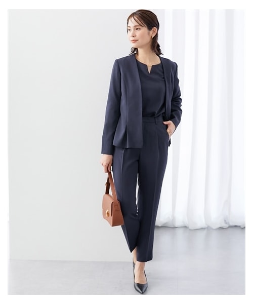 nissen（ニッセン）の「【レディーススーツ】ドビー素材タックノーカラージャケットパンツスーツ3点セット（ジャケット＋七分袖フレア袖ブラウス＋テーパードパンツ）（フォーマルスーツ/小物・レディース・グレージュ/ネイビー・S/M/L/LL/3L/4L/5L）」の2枚目の写真