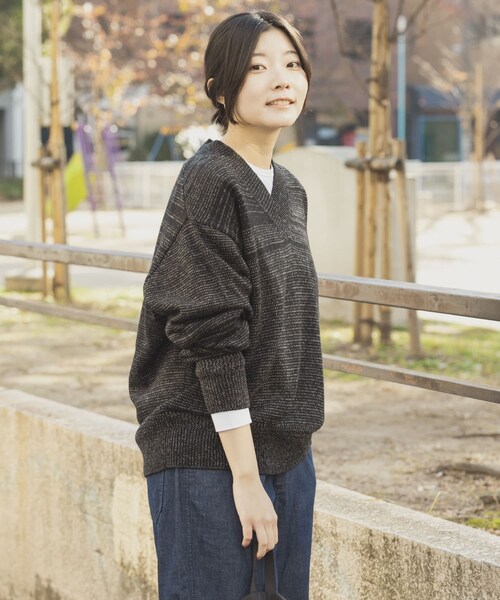 EKAL（エカル）の「Vネックバルキーボーダーニット（ニット/セーター・レディース・オフ/グレー/ブラック・One）」の17枚目の写真