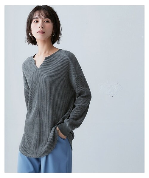 nissen（ニッセン）の「ワッフル素材キーネックトップス（UVカット）＜大きいサイズ有＞（Tシャツ/カットソー・レディース・ブラウン/ミルクベージュ/ネイビー/黒/グレープ/杢チャコールグレー/サックス/コーラルピンク/スティールネイビー/杢オートミール・S/M/L/LL/3L/4L/5L/6L/8L/10L）」の3枚目の写真
