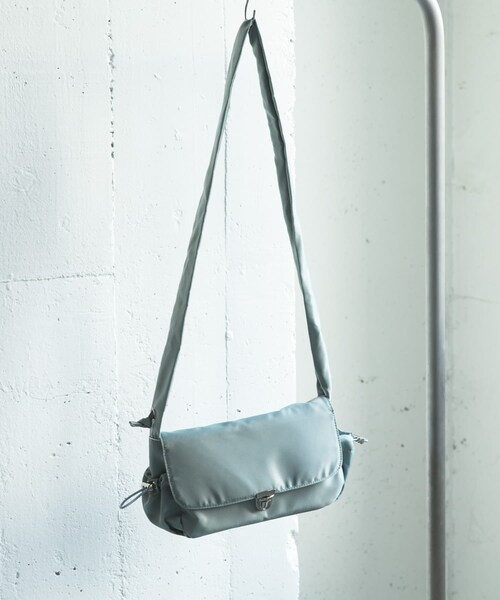 SENSE OF PLACE by URBAN RESEARCH（センスオブプレイスバイアーバンリサーチ）の「ナイロンフラップショルダーバッグ（ショルダーバッグ・メンズ・L.BLUE/BLACK/GRAY・one）」の4枚目の写真