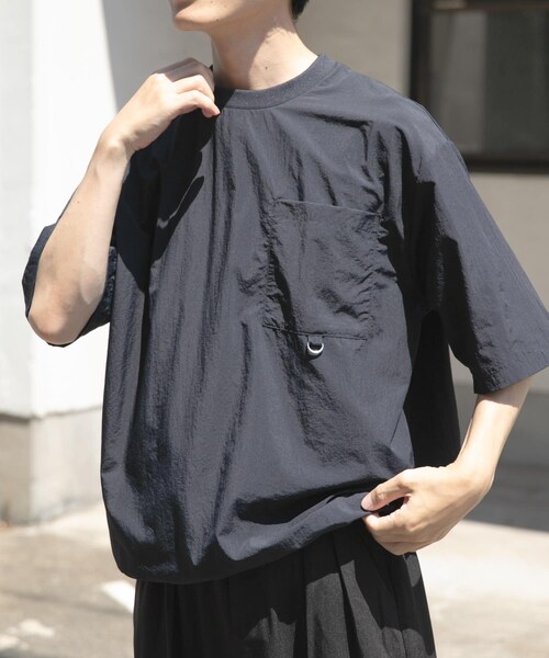 ITEMS URBANRESEARCH（アイテムズ アーバンリサーチ）の「『撥水/イージーケア/接触冷感/UVカット』タスランナイロンクルーネックドロストTシャツ（Tシャツ/カットソー・メンズ・BLK/CHA/NVY・M/L）」の13枚目の写真
