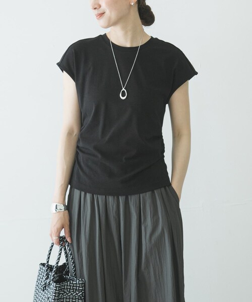 URBAN RESEARCH(アーバンリサーチ)の「サイドギャザーカットソー(Tシャツ/カットソー・レディース・OFF WHITE/BLACK/BROWN・Free)」の2枚目の写真