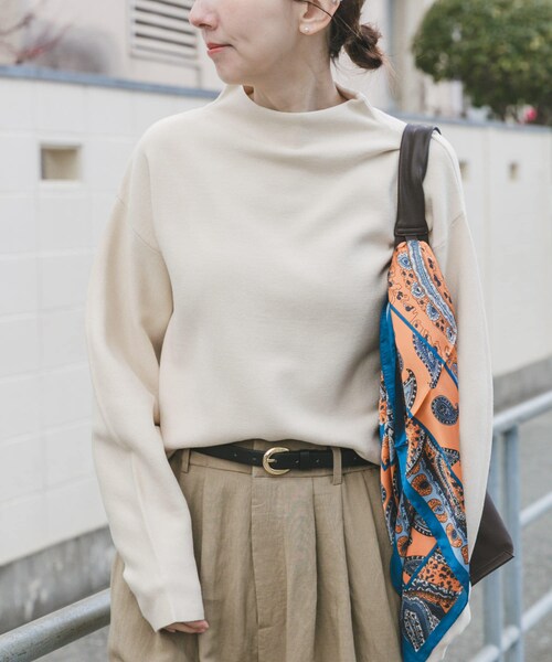 ITEMS URBANRESEARCH（アイテムズ アーバンリサーチ）の「『イージーケア/静電気防止』ボトルネックニットプルオーバー（ニット/セーター・レディース・OFF/MNT/GRY・Free）」の4枚目の写真