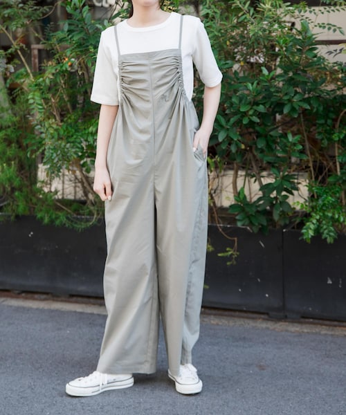 URBAN RESEARCH DOORS(アーバンリサーチドアーズ)の「FORK&SPOON サイドギャザーサロペット(サロペット/オーバーオール・レディース・KHAKI/BLACK・1/2)」の2枚目の写真