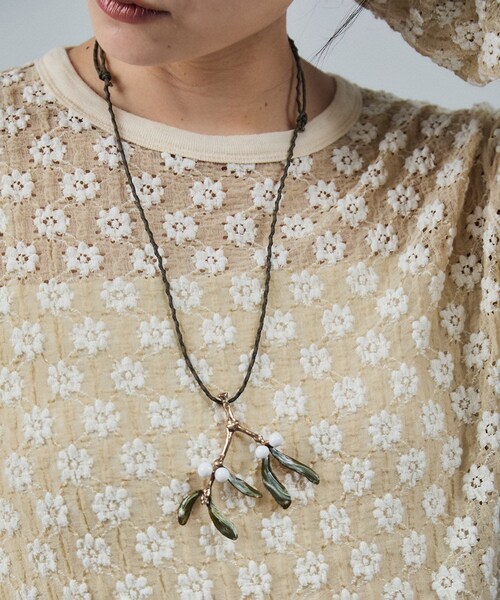 ADAM ET ROPE'（アダムエロペ）の「【J'aDoRe・店舗限定】【Renard Bijoux（レナード ビジュー）】necklace mistletoe（ネックレス・レディース・ホワイト系/ベージュ系・F）」の7枚目の写真