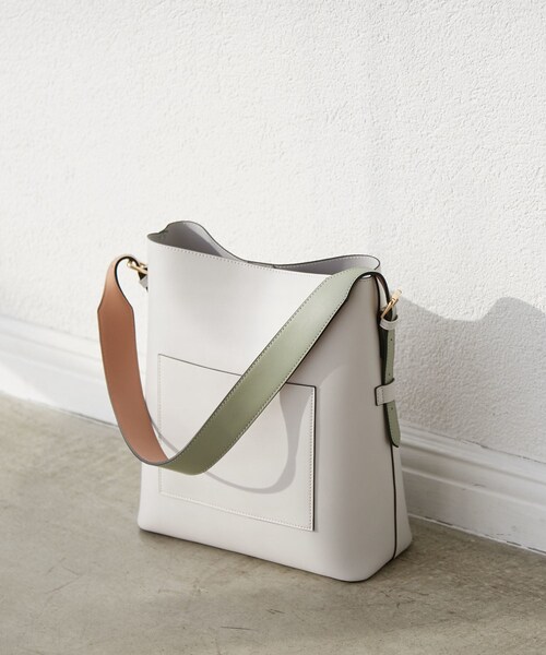 VIS（ビス）の「【新色追加】【A4収納】リバーシブルハンドルワンショルダーバッグ（トートバッグ・レディース・ブラック/ライトグレー/キャメル系/ベージュ系/ダークブラウン/グレー系・F）」の14枚目の写真