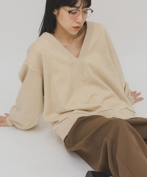 KBF（ケイビーエフ）の「2WAYルーズスウェット（Tシャツ/カットソー・レディース・BEIGE/LATTE/CHARCOAL・One）」の2枚目の写真