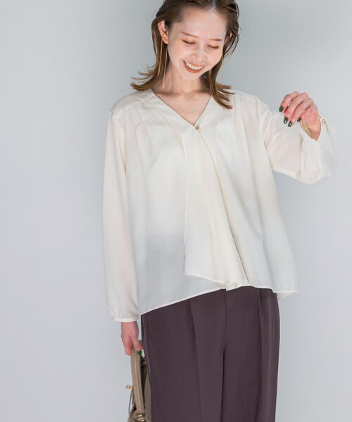 URBAN RESEARCH ROSSO（アーバンリサーチロッソ）の「ウォッシャブルVネックフレアブラウス（シャツ/ブラウス・レディース・OFF WHITE/CHARCOAL・FREE）」の8枚目の写真