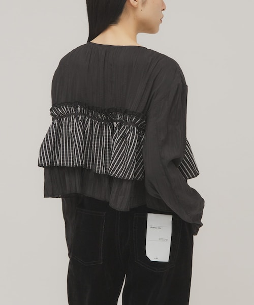 KBF（ケイビーエフ）の「フリルレイヤードブラウス（シャツ/ブラウス・レディース・IVORY/NAVY×IVO/BLACK・One）」の2枚目の写真
