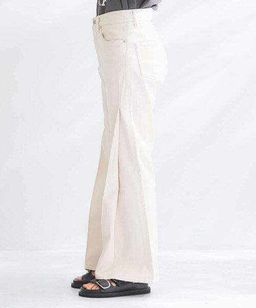 URBAN RESEARCH（アーバンリサーチ）の「KURO　BIG TUCK FLARE DENIM（デニムパンツ・レディース・NAVY/IVORY/BLUE・25/26/27）」の6枚目の写真