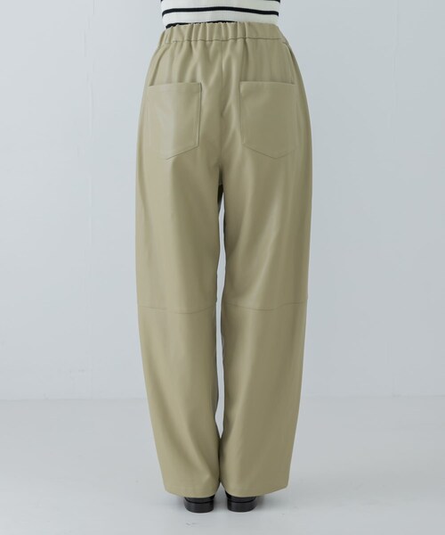 URBAN RESEARCH(アーバンリサーチ)の「レザーライクコクーンパンツ(その他パンツ・レディース・BLACK/BEIGE・FREE)」の13枚目の写真