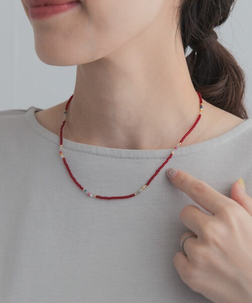 URBAN RESEARCH DOORS(アーバンリサーチドアーズ)の「天然石ビーズネックレス(ネックレス・レディース・BLACK/RED・One)」の2枚目の写真