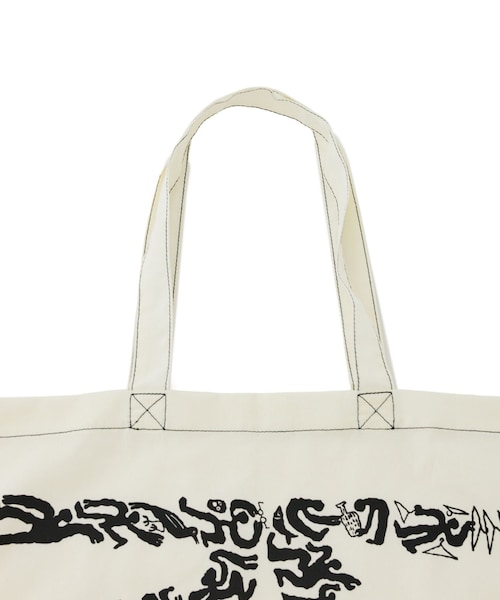 ADAM ET ROPE'(アダムエロペ)の「MUU STORE LOGO PRINT TOTE BAG(トートバッグ・レディース・キナリ・F)」の5枚目の写真