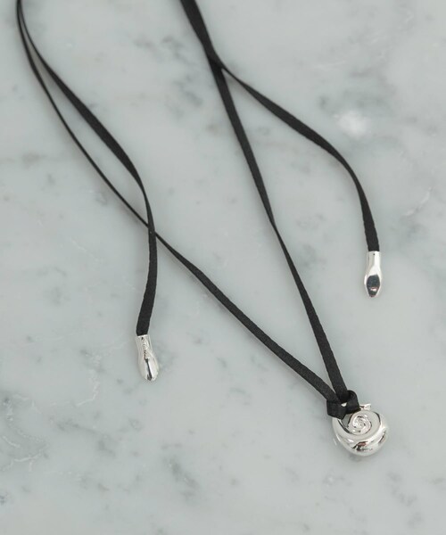URBAN RESEARCH ROSSO（アーバンリサーチロッソ）の「in mood　SILK SCROLL CHOKER（ネックレス・レディース・SV・-）」の2枚目の写真