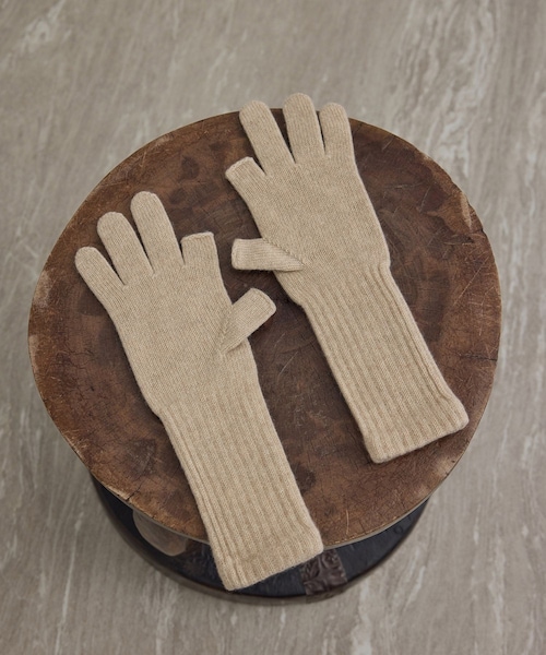 ADAM ET ROPE'(アダムエロペ)の「【William Brunton(ウィリアム・ブラントン)】2PLY LONG RIB CUFF GLOVE OPEN THUMB(手袋・レディース・グレー/キナリ系/レッド系・F)」の1枚目の写真