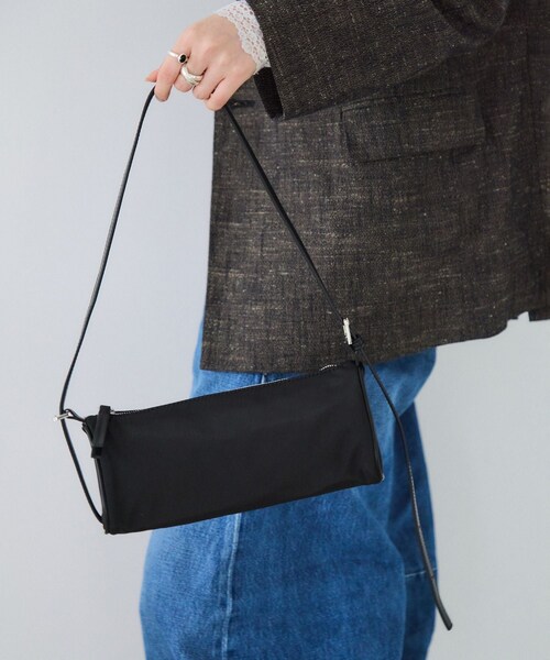 ADAM ET ROPE'(アダムエロペ)の「トライアングルミニショルダーバッグ/撥水(ショルダーバッグ・レディース・ブラック/ベージュ・F)」の6枚目の写真