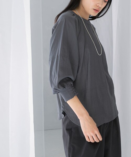 URBAN RESEARCH ROSSO（アーバンリサーチロッソ）の「2WAYギャザースリーブブラウス（シャツ/ブラウス・レディース・CHARCOAL/L/BEIGE/YELLOW・FREE）」の6枚目の写真