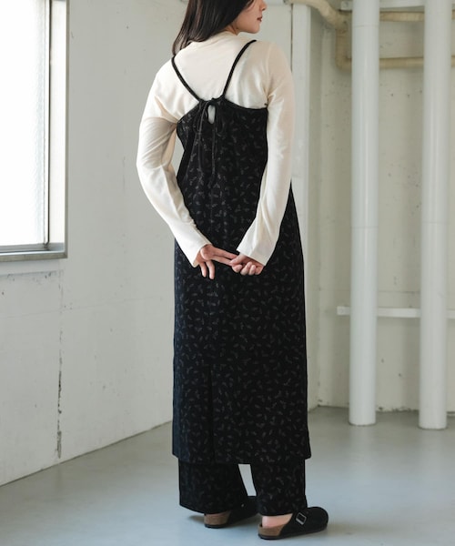 URBAN RESEARCH DOORS（アーバンリサーチドアーズ）の「FORK&SPOON　ベロアプリントエプロンワンピース（ワンピース・レディース・BLACK/DARKGREEN・1）」の3枚目の写真