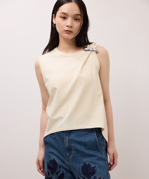 ADAM ET ROPE'（アダムエロペ）の「ブローチ付ノースリーブトップス（タンクトップ・レディース・ブラック/キナリ・F）」の3枚目の写真
