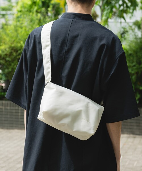 URBAN RESEARCH DOORS(アーバンリサーチドアーズ)の「『別注』YAKPAK×DOORS SHOULDER BAG S(ショルダーバッグ・メンズ・BLACK/CHARCOAL/BROWN/WHITE・-)」の6枚目の写真
