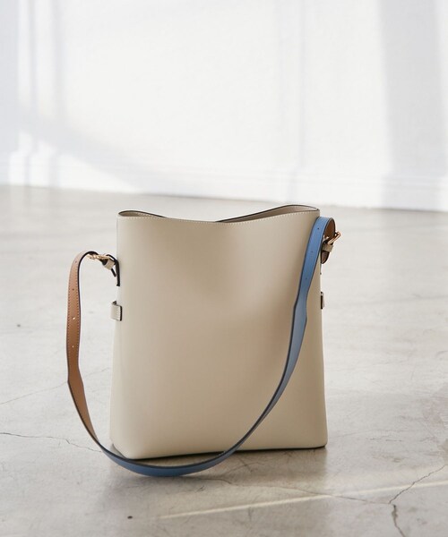 VIS（ビス）の「【新色追加】【A4収納】リバーシブルハンドルワンショルダーバッグ（トートバッグ・レディース・ブラック/ライトグレー/キャメル系/ベージュ系/ダークブラウン/グレー系・F）」の11枚目の写真