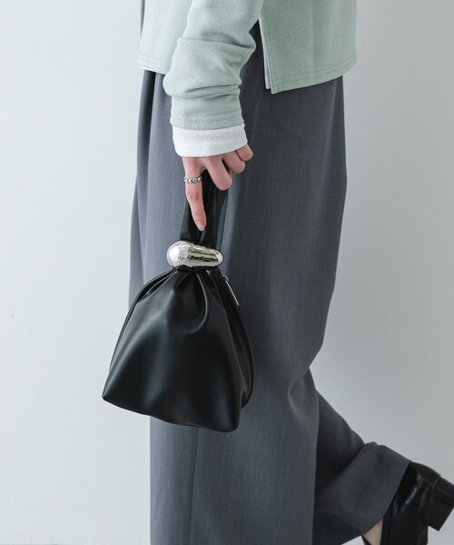 SENSE OF PLACE by URBAN RESEARCH（センスオブプレイスバイアーバンリサーチ）の「メタルツキキンチャクバッグ（ハンドバッグ・レディース・BLACK/BROWN/GREIGE・One）」の5枚目の写真