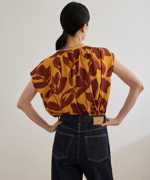 ROPE'（ロペ）の「DEVEAUXジオメトリックフラワーブラウス（シャツ/ブラウス・レディース・ブラック/オレンジ・F）」の7枚目の写真
