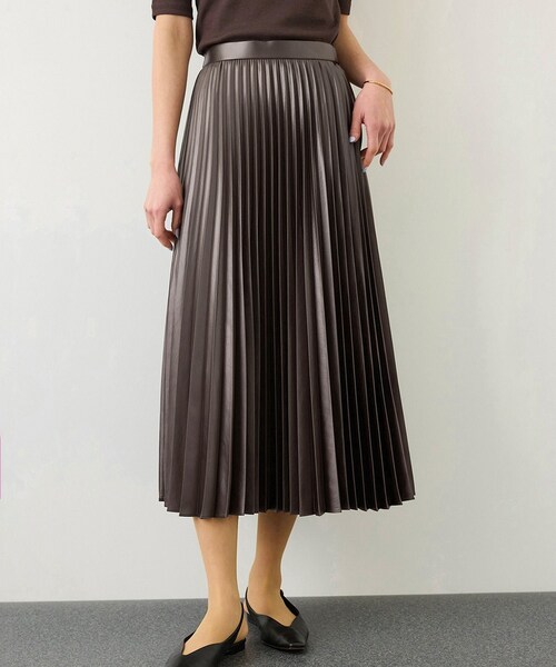 ROPE'(ロペ)の「シャイニープリーツスカート/イージーケア(スカート・レディース・ダークブラウン/ベージュ系・F)」の1枚目の写真