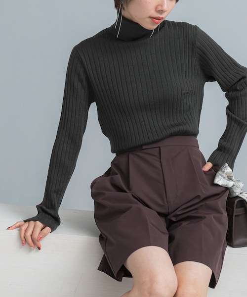 URBAN RESEARCH ROSSO（アーバンリサーチロッソ）の「エクストラファインリブタートルニット（ニット/セーター・レディース・OFF/ROYAL BLUE/OLIVE・Free）」の2枚目の写真