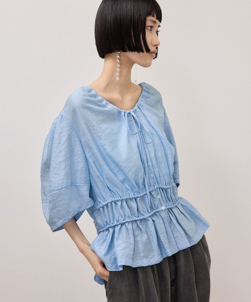 ADAM ET ROPE'(アダムエロペ)の「ウエストギャザーリボンブラウス(シャツ/ブラウス・レディース・ホワイト系/ブラウン系/サックス・F)」の13枚目の写真