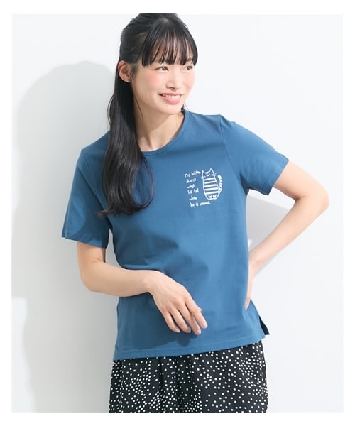 nissen（ニッセン）の「【ひんやりコットン】プリントTシャツ（綿１００％・接触冷感・UVカット）（選べる柄）＜大きいサイズ有＞（Tシャツ/カットソー・レディース・クールロゴ:オフホワイト/クールロゴ:黒/カーブロゴ:チャコールグレー/[在庫限り]カーブロゴ:アイス杢/ブロックデザインロゴ:アイス杢/ドロップ:ブロックデザインロゴ:ネイビー/[在庫限り]ハチドリ:グレージュ/[在庫限り]看板ネコ:モーブピンク/[在庫限り]看板ネコ:グレージュ/[在庫限]リラックス猫スモーキーブルー/5匹のハリネズミ:ピスタチオ/カラフルフラワーロゴ:黒/[在庫限]ハンギングフラワー:ラベンダー/[在庫限り]雑貨フラワー:ミントブルー/大人ロゴ:オフホワイト/レタリングロゴ:チャコールグレー/フレンチロゴ:グレージュ/ほのぼのネコ:ミント/ワンポイントネコ:ブルー/草花:ピンクベージュ/大人ロゴ:黒/筆記ロゴ:黒/雑貨:ダークミント/パイナップル:チャコールグレー/ラビット:ダークピンク/黒ネコ:ソフトブルー/日々ネコ:オートミール・S/M/L/LL/3L/4L/5L/6L/8L/10L）」の21枚目の写真