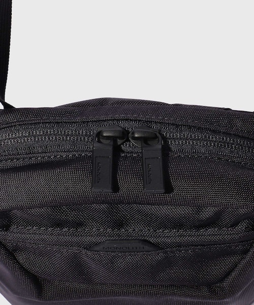 ADAM ET ROPE'（アダムエロペ）の「【MONOLITH/モノリス】SHOULDER STANDARD SSS（ショルダーバッグ・メンズ・ブラック・F）」の8枚目の写真